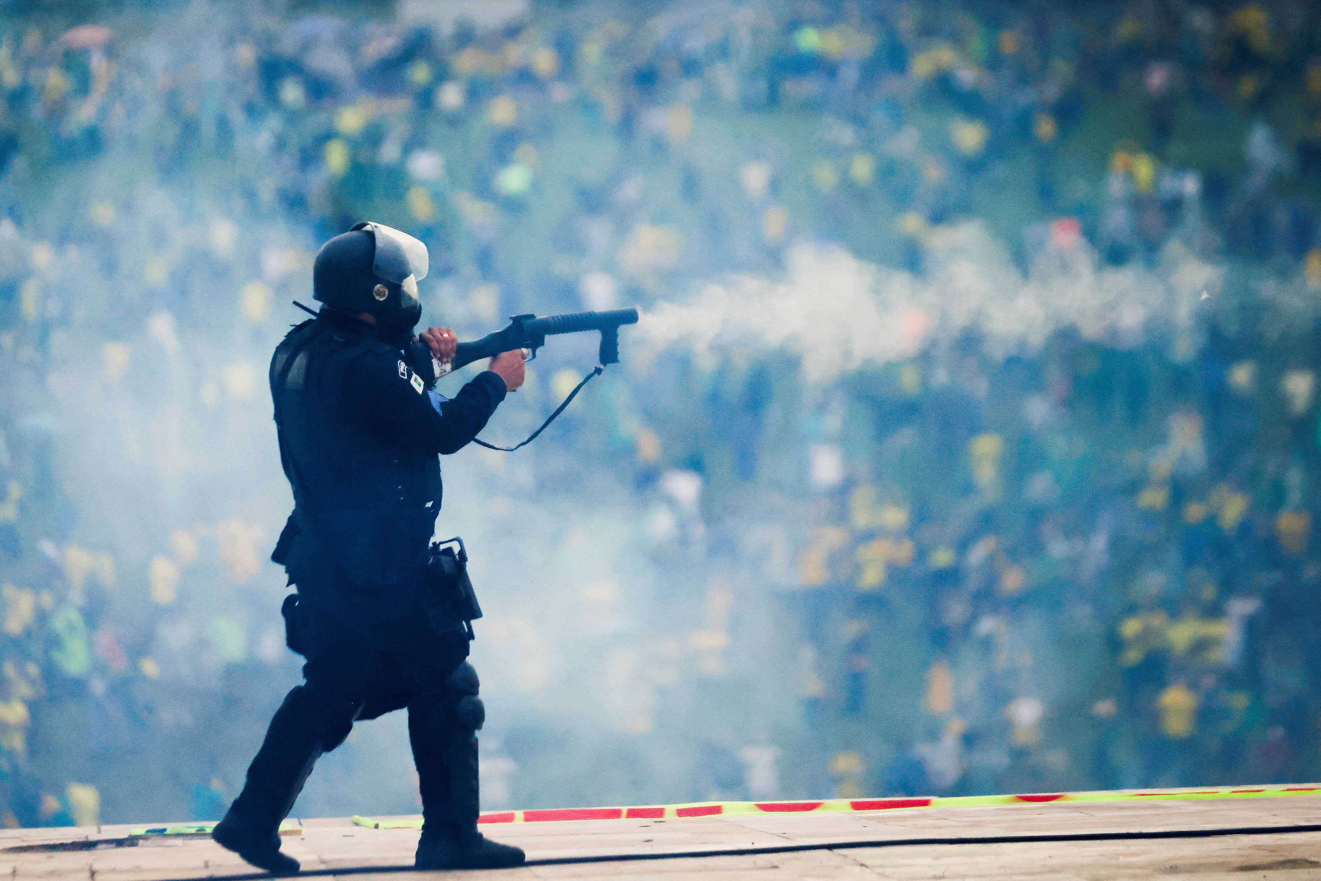 Partidarios del expresidente brasileño Jair Bolsonaro se manifiestan contra el presidente Luiz Inácio Lula da Silva, en Brasilia.